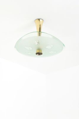 une lampe suspendue au plafond de la pièce