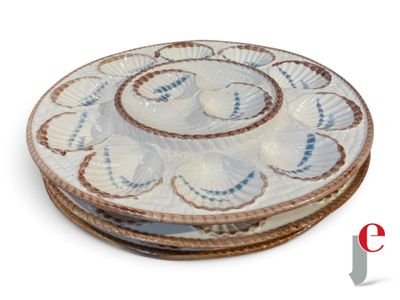 trois assiettes garnies de coquillages, posées sur un fond blanc