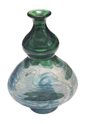 un vase en verre avec un socle vert sur fond blanc