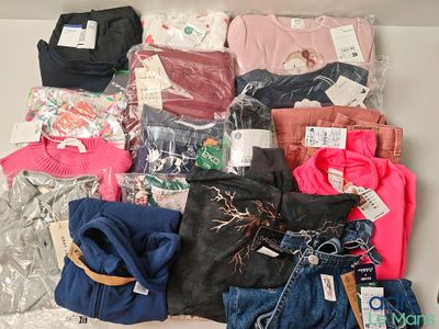 Lot de 17 vêtements de diverses tailles et marques dont : DE…