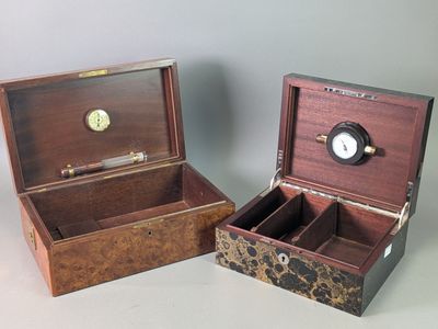 deux boîtes en bois contenant chacune une horloge