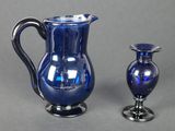 deux vases en verre bleu posés l'un à côté de l'autre sur une table