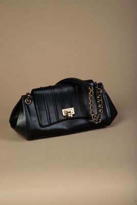 sac à main en cuir avec bandoulière en chaîne et fermeture à fermoir