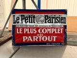 a sign that says le petit parisien on it
