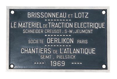 La plaque se trouve sur le mur du bâtiment où se trouve la gare.