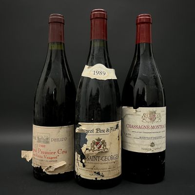 trois bouteilles de vin posées l'une à côté de l'autre sur une table