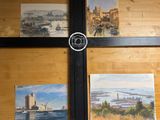 quatre tableaux accrochés au mur d'une pièce dotée d'une fenêtre
