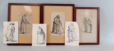 trois dessins encadrés représentant des personnages en habits médiévaux sont posés sur une table