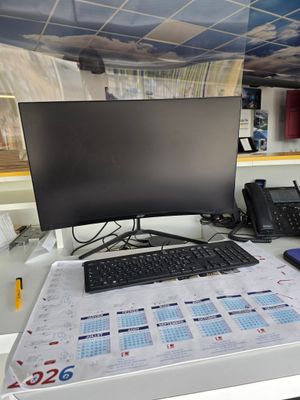 un bureau d'ordinateur équipé d'un écran, d'un clavier, d'une souris et d'un téléphone