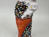 une image représentant une figurine en céramique d'une femme tenant un bébé dans ses bras