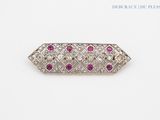 une broche ancienne sertie de diamants et de rubis