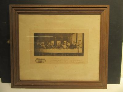 une vieille photo d'un groupe de personnes assises autour d'une table