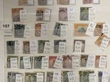 une photo d'un tableau d'affichage recouvert de nombreux timbres