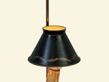 une lampe posée sur une table