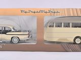 une boîte contenant une maquette de bus