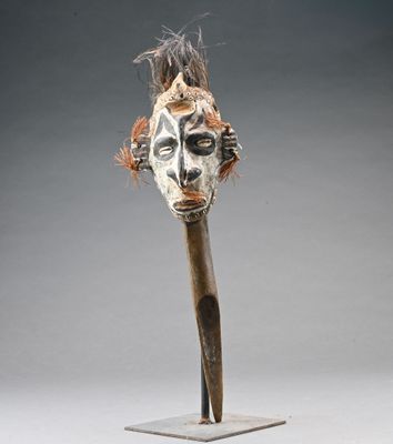 une photo d'une sculpture représentant une tête posée sur un socle en bois