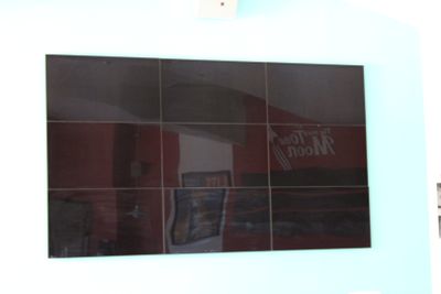 une photo d'un tableau accroché au mur d'un restaurant