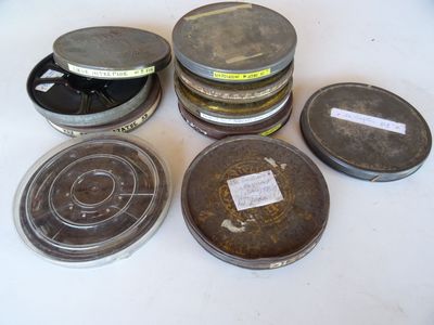 de nombreuses boîtes de conserve posées sur une table