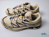 gros plan d'une paire de chaussures sur une surface blanche
