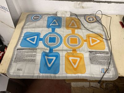 une image représentant une manette de jeu vidéo posée sur une table