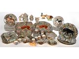 plusieurs pièces de poterie posées sur une table
