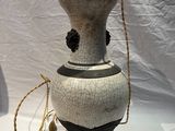 un vase blanc orné d'un motif noir et blanc