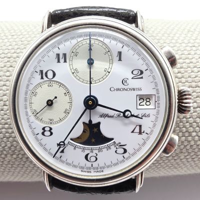 un gros plan d'une montre-bracelet sur laquelle figure une lune