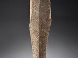 une statue égyptienne en bois sculpté représentant la tête d'une femme