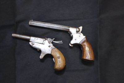 deux vieux revolvers posés sur un tissu noir
