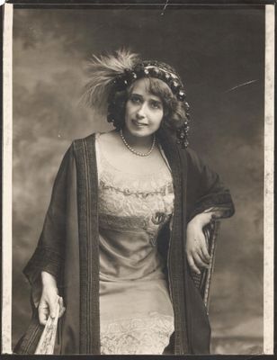 photographie en noir et blanc d'une femme vêtue d'une longue robe et d'un châle