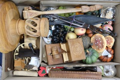 une boîte contenant divers objets, notamment un couteau, une fourchette et d'autres articles