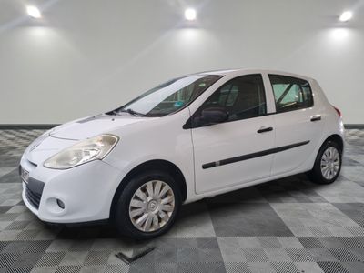 la photo d'une petite voiture blanche garée dans un garage