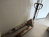 un chariot élévateur garé dans un coin d'une pièce, près d'une porte