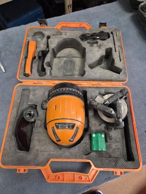 une mallette orange contenant des outils, posée sur une table