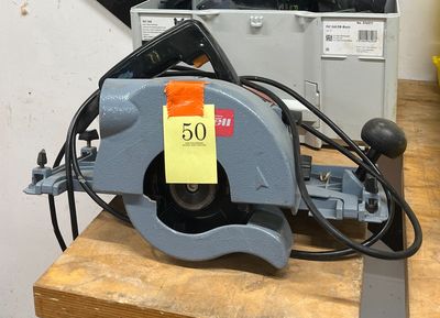 deux outils posés sur une table dans une pièce