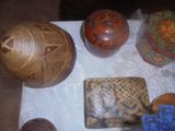 de nombreux types de poteries sur la table