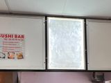 une photo d'une photo d'une cuisine avec une affiche accrochée au mur