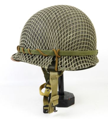 une image représentant un casque posé sur un support, sur fond blanc