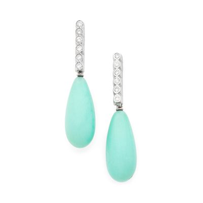 une paire de boucles d'oreilles en jade turquoise et diamants