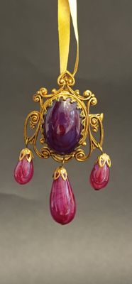 Broche formant pendentif en métal doré serti d'un cabochon d…