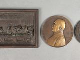 deux médaillons en bronze représentant un homme et une femme, ainsi qu'une image d'un homme et d'une femme