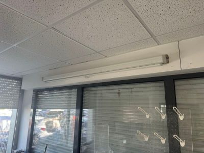2 écrans de projection 180 cm (l'un fixé au mur)