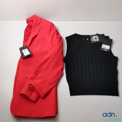 une veste rouge et un haut noir, l'un à côté de l'autre