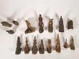 une collection de figurines en bronze de tailles et de formes variées