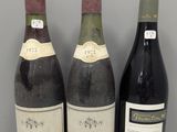 trois bouteilles de vin sont alignées sur une table
