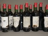 six bouteilles de vin rouge sont alignées sur une table