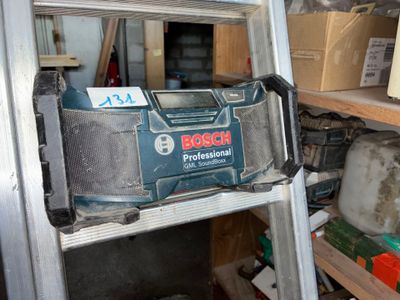 une boîte à outils posée sur une échelle dans un garage