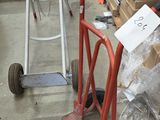 un chariot avec des cartons et un diable dans un entrepôt