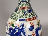 un vase bleu et blanc orné d'un dragon