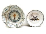 deux assiettes à motifs posées l'une à côté de l'autre
